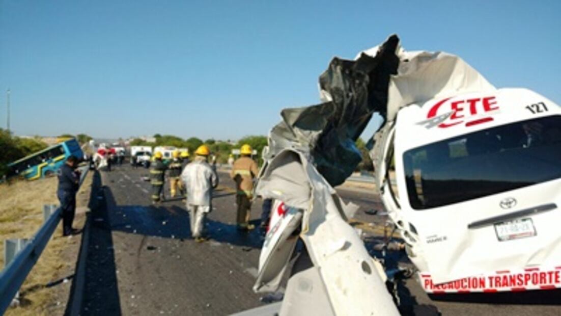 Al menos 30 lesionados y 2 muertos en accidente carretero en Zacatecas