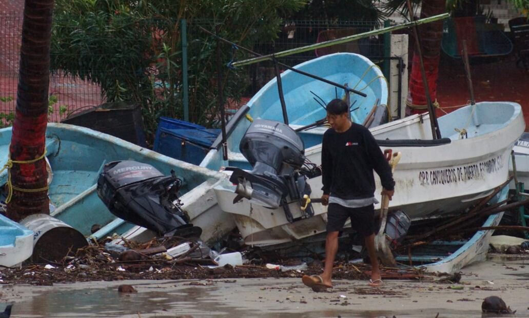 “Erick” causó afectaciones principalmente a embarcaciones dedicadas a la pesca y turismo en la bahía principal de Puerto Escondido, Oaxaca, el jueves 19 de junio de 2025. Foto: Edwin Hernández/EL UNIVERSAL
