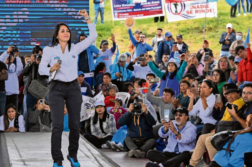 Luisa González, candidata por el partido correísta Revolución Ciudadana, en un mitin. La favorita en las encuestas llama a “recuperar la patria”. Foto: AFP