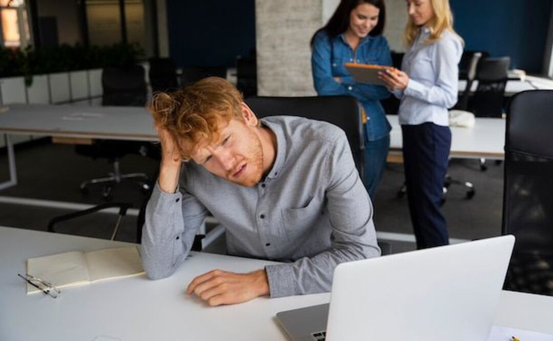 La infelicidad, es un fenómeno que impacta a la sociedad moderna. Fuente: Freepik.