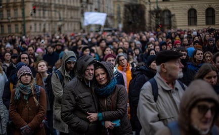 Cientos de personas marchan en silencio en Praga para honrar a víctimas del tiroteo que dejó 14 muertos