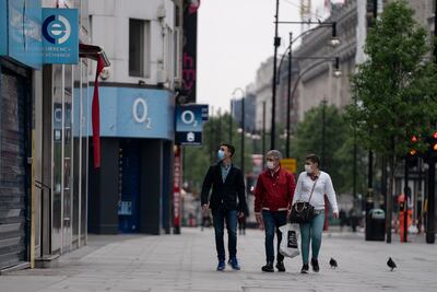 Españoles salen a caminar y hacer deporte después de confinamiento