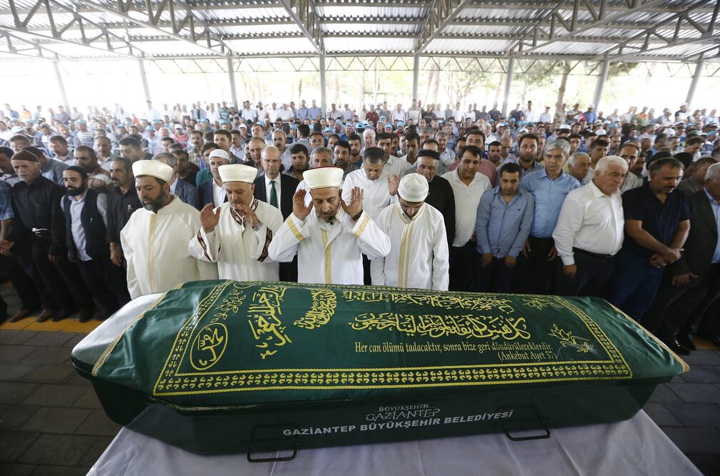 Los familiares de Kumri Ilter, una de las 54 víctimas del atentado del pasado sábado contra una boda en la ciudad de Gaziantep, atribuido hoy al yihadista Estado Islámico (Foto: EFE)