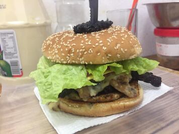 El zat's, el gusano que es alimento ancestral y llegó a la hamburguesa