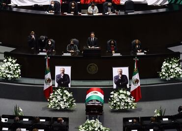 Realizan homenaje de cuerpo presente a René Juárez Cisneros en la Cámara de Diputados