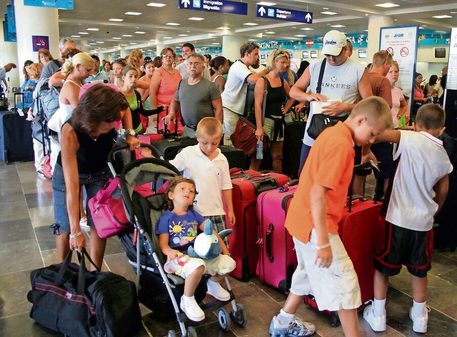 Entre las ciudades con más tráfico de viajeros sobresale la terminal de Cancún, donde los pasajes de avión tuvieron un alza de 23.6% durante septiembre. Foto}: Archivo / EL UNIVERSAL