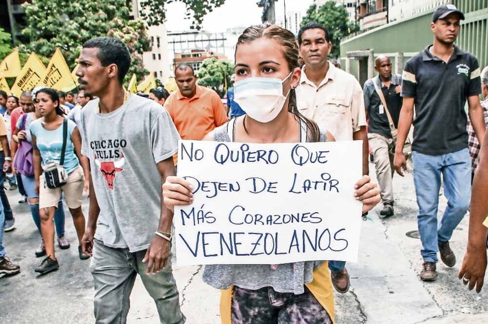 Una mujer sostiene una pancarta durante la denominada “Marcha de las recetas”, ayer, en Caracas, en protesta por la escasez de medicamentos y la crisis que sufre el sector Salud en el país (BORIS VERGARA. XINHUA)