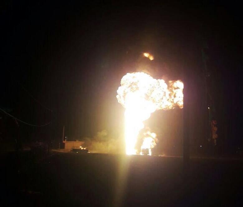 Un fuerte incendio se registró esta madrugada, en el municipio poblano de Acatzingo, debido a una toma clandestina en un ducto de Pemex. Foto: @PC_Estatal