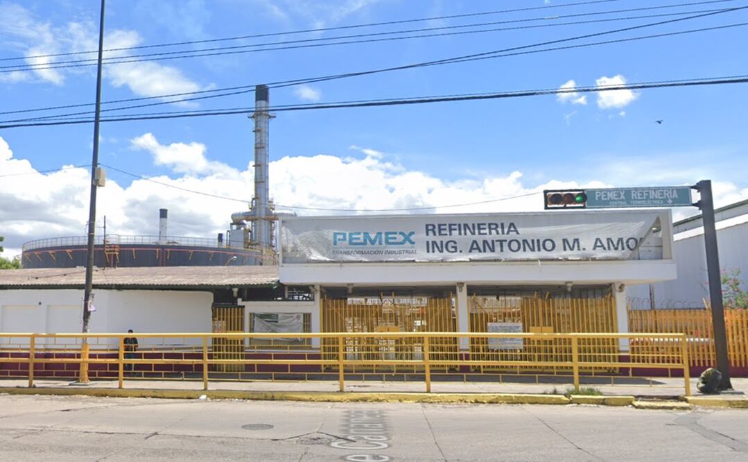 La falla ocurrió alrededor de las 15:00 horas del viernes en la planta catalítica propiciando presuntamente que varias calderas dejaran de funcionar y la fuga de gases. Foto: Google Maps