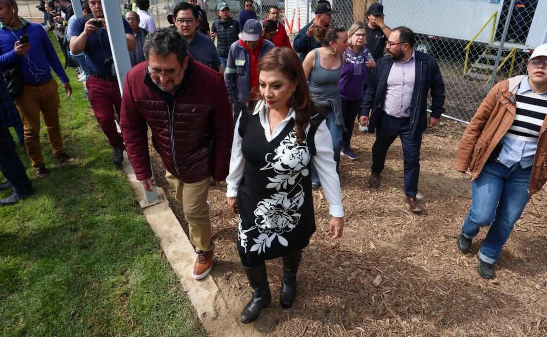 Clara Brugada encabeza el recorrido en el deportivo Hermanos Galeana en el espacio alterno para los caninos que fueron rescatados en el Refugio Franciscano.
Foto: Luis Camacho | El Universal