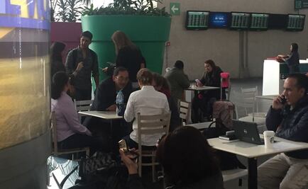 Margarita Zavala recolecta firmas en el AICM