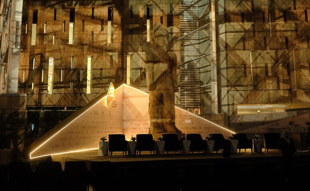 El Gran Museo Egipcio enciende su iluminación en la recta final de la inauguración. Foto: EFE/ Edgar Gutiérrez.
