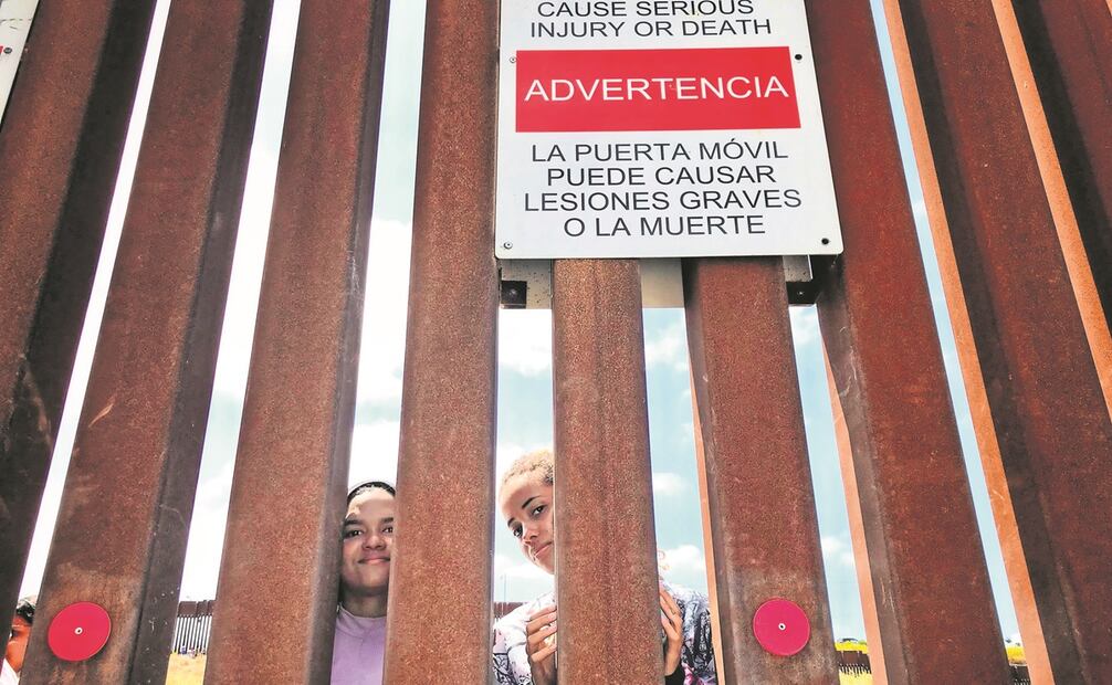 En Tijuana, cientos de personas esperaban en un campamento improvisado entre los muros del lado estadounidense, Foto: Gabriela Martínez / EL UNIVERSAL