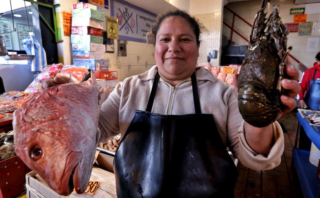 Comerciantes de La Nueva Viga están listos para la venta de pescados y mariscos a propósito de la época de Cuaresma, el 7 de marzo de 2025. Foto: Fernanda Rojas/EL UNIVERSAL