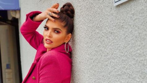 Ana Bárbara con vestido animal print, medias de red y botas largas