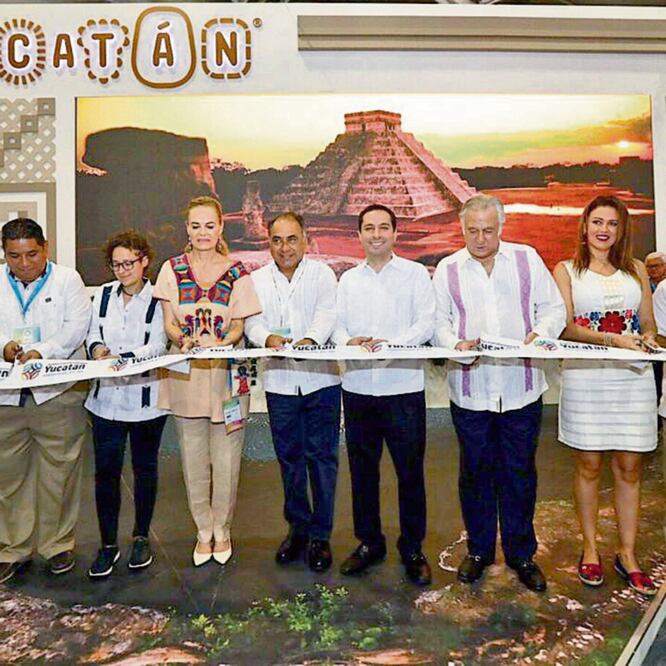 El gobernador de Yucatán Mauricio Vila Dosal (centro der.) inauguró junto a su homólogo de Guerrero, Héctor Astudillo (centro izq.) el pabellón de la tierra del faisán y el venado en el Tianguis Turístico Acapulco 2019. ESPECIAL
