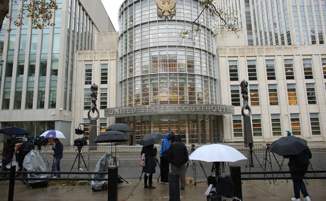 Miembros de diferentes medios de comunicación esperan en una calle totalmente cerrada frente al tribunal del Distrito Sur en Brooklyn, Nueva York (Foto: EFE)