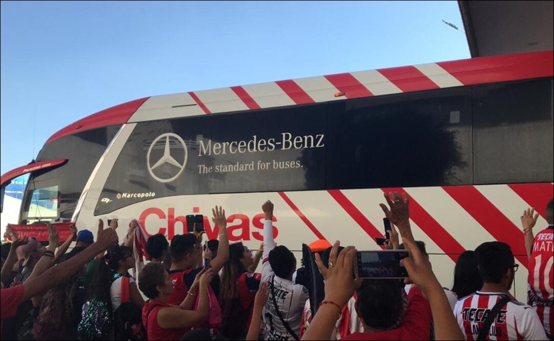 Aficionados de las Chivas se dieron cita en el aeropuerto para recibir al equipo. Foto: Juan Dávalos
