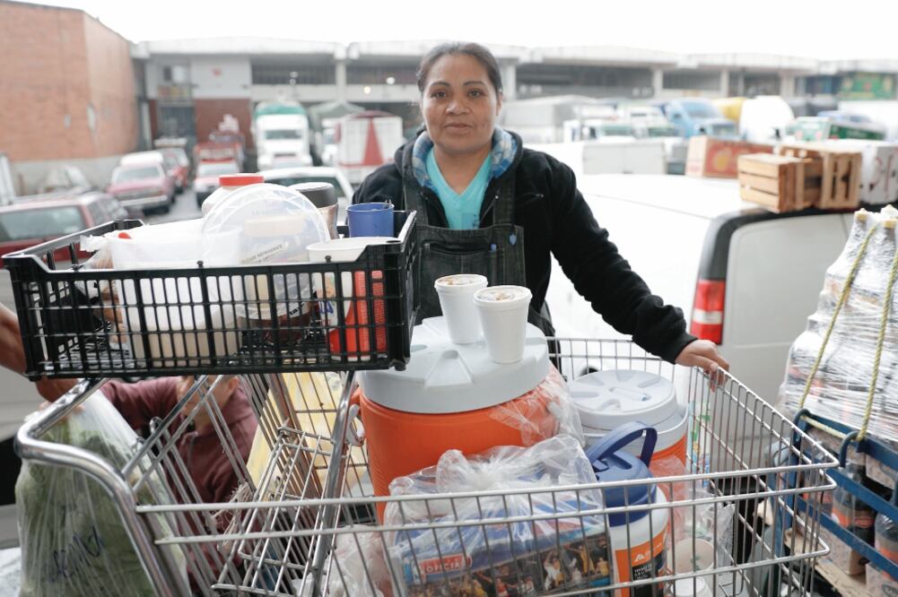 Yolanda Pérez comenta que debe trabajar para comer y no puede pensar en vacaciones, las cuales hace más de una década que no toma. (IVÁN STEPHENS. EL UNIVERSAL)