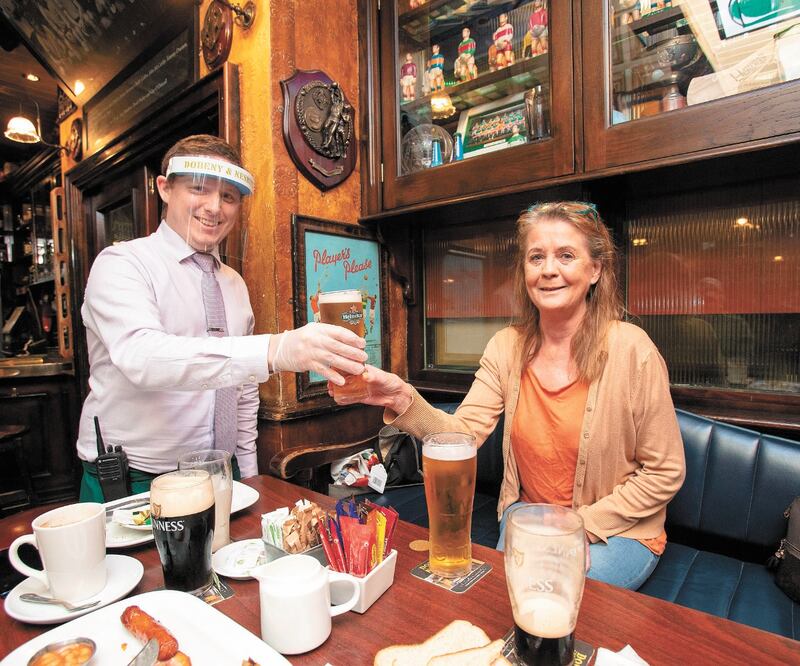 Eric Connell, gerente del bar Doherty & Nesbitt, en Dublín, reabrió ayer como parte del desconfinamiento en Irlanda. PAUL FAITH. AFP