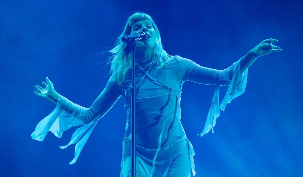 La cantautora noruega Aurora en el escenario principal del Corona Capital. Foto Hugo Salvador El Universal