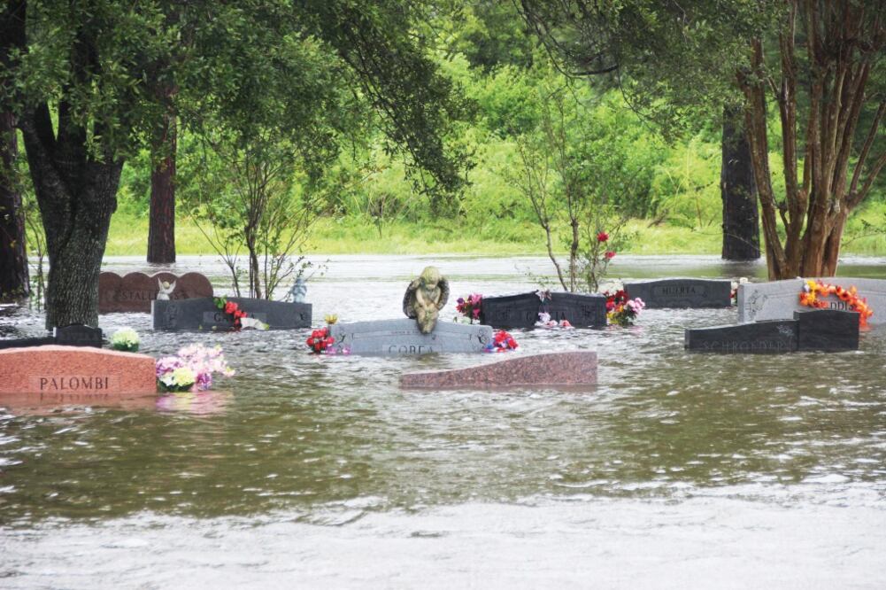 El cementerio South Park en Pearland, Texas, se encuentra cubierto de agua debido a las fuertes lluvias provocadas por la tormenta tropical Harvey  (H. ELLESSY. AFP)