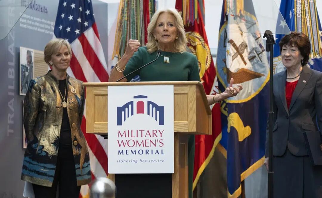 La primera dama Jill Biden, con Phyllis Wilson, presidenta del Military Women's Memorial, y la senadora Susan Collins, republicana de Maine, hablan durante un evento en honor a las mujeres. Foto: AP