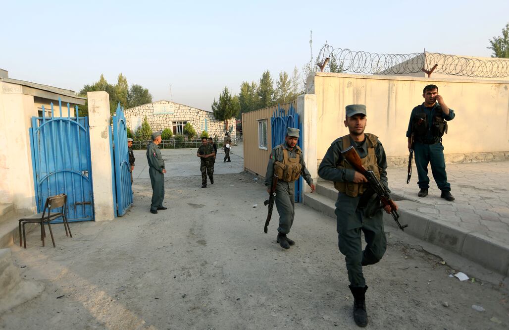 Oficiales de la policía afgana resguardan el sitio de un ataque ocurrido en Kabul, capital de Afganistán (Foto: AP)