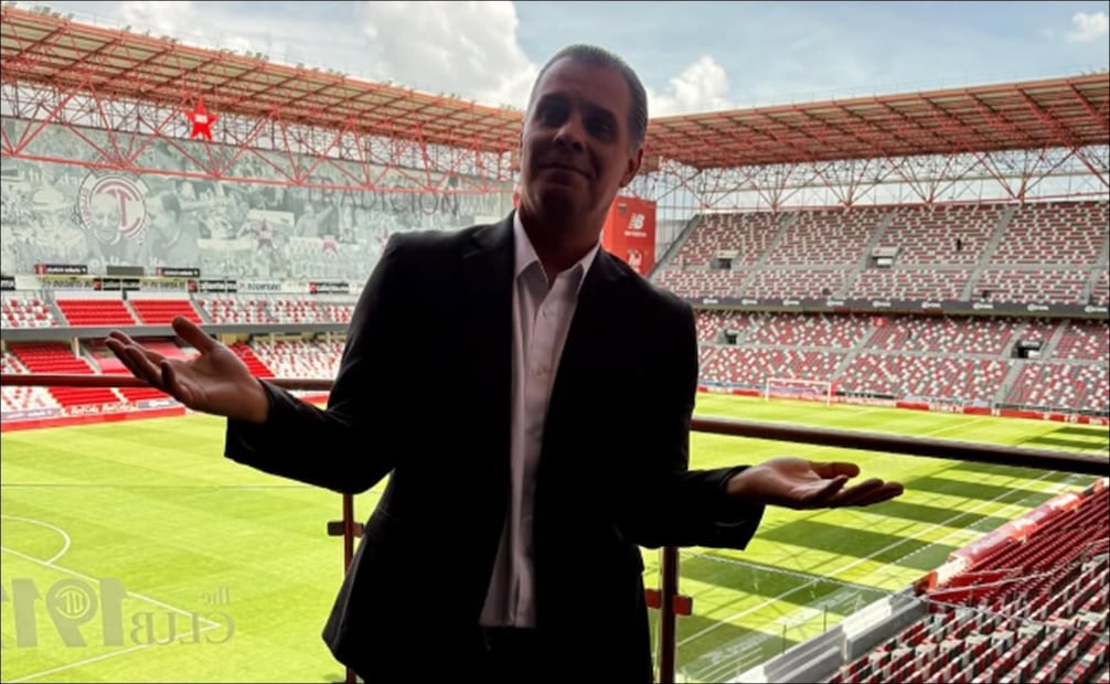 Christian Martinoli, con el estadio Nemesio Díez a sus espaldas. FOTO: @cmartinolimx