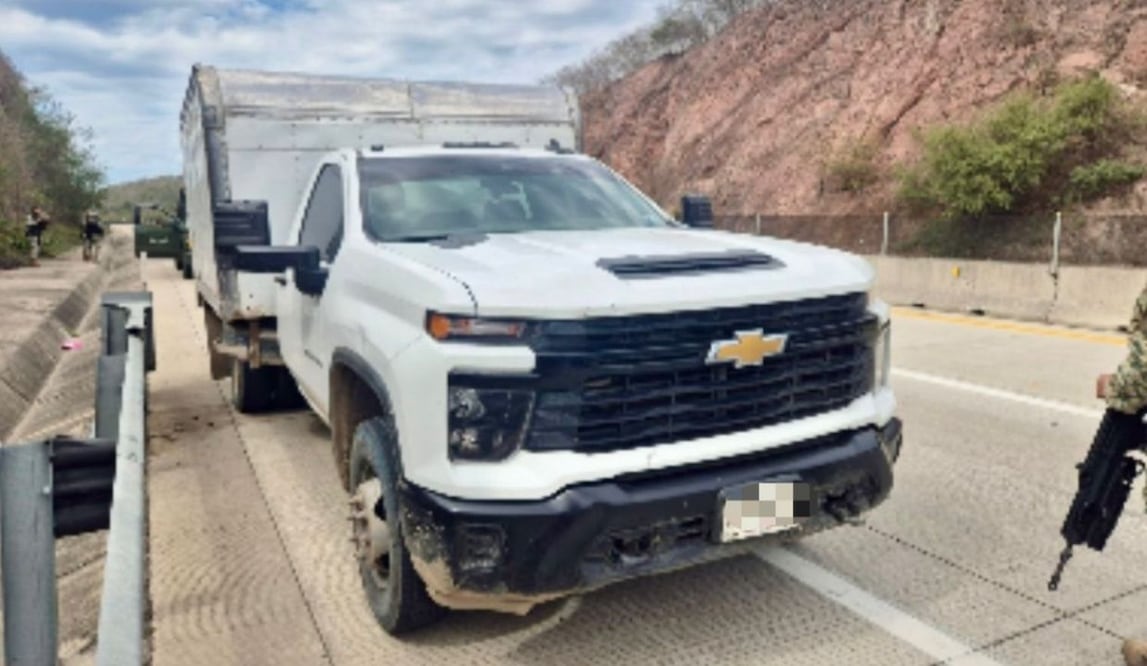 Aseguran 98 explosivos y camión con combustible en Concordia y Mazatlán; Ejército y GN los desactivan. Foto: Especial