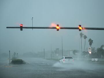 Huracán Milton sigue perdiendo intensidad; baja a categoría 3 mientras se aproxima a Florida
