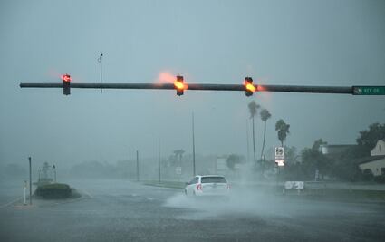 Huracán Milton sigue perdiendo intensidad; baja a categoría 3 mientras se aproxima a Florida
