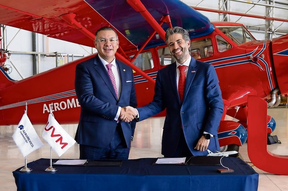 Ernesto García Tapia, director de Aeroméxico Formación, y Raúl Caraballo, vicepresidente académico de la UVM, anunciaron la creación de la carrera de ingeniería aeronáutica. Foto: Especial