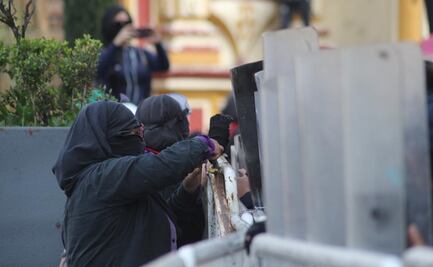 Feministas y granaderos protagonizan encontronazo durante manifestación por el 25N en Toluca