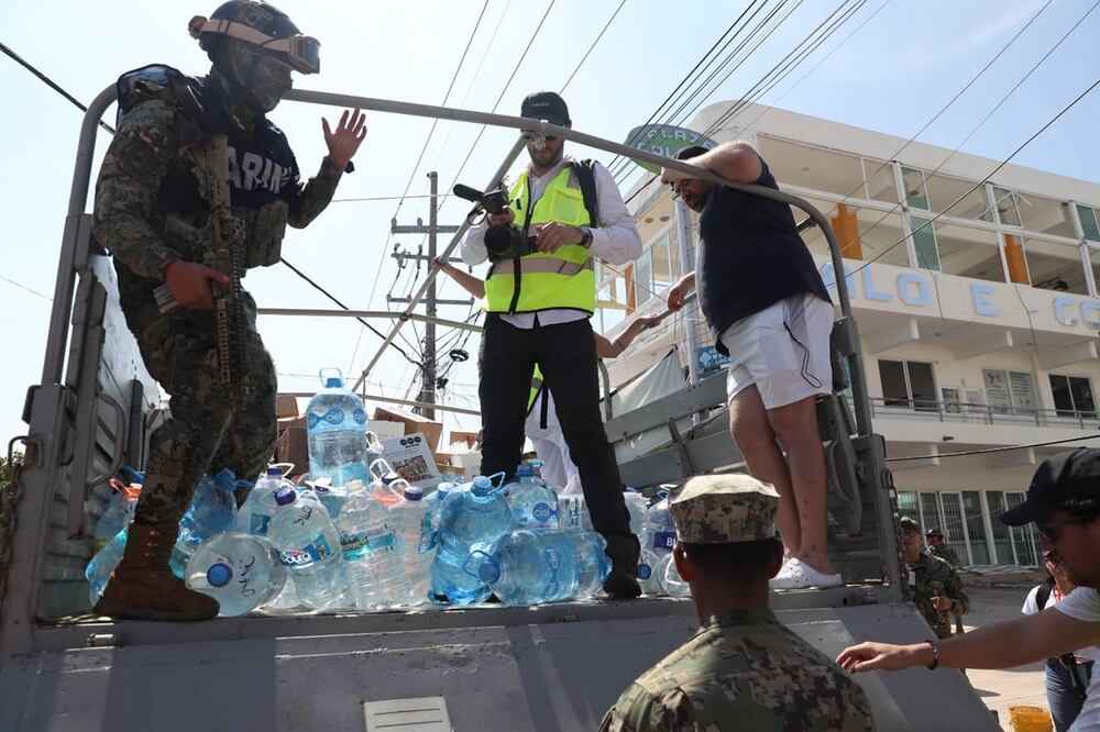 Desde el 24 de octubre de 2023, cuando “Otis” golpeó fuertemente a Guerrero, los uniformados elaboraron y distribuyeron despensas a los afectados. Foto: EL UNIVERSAL