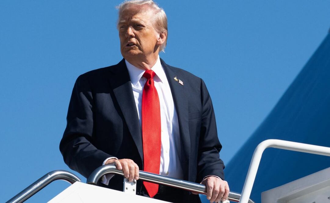 El presidente de Estados Unidos, Donald Trump, aborda el Air Force One antes de despegar de la Base Conjunta Andrews en Maryland, el 5 de octubre de 2025, durante su viaje a la celebración del 250.º aniversario de la Armada cerca de Norfolk. Trump se dirige a Norfolk para asistir a las celebraciones del 250.º aniversario. Foto: AFP