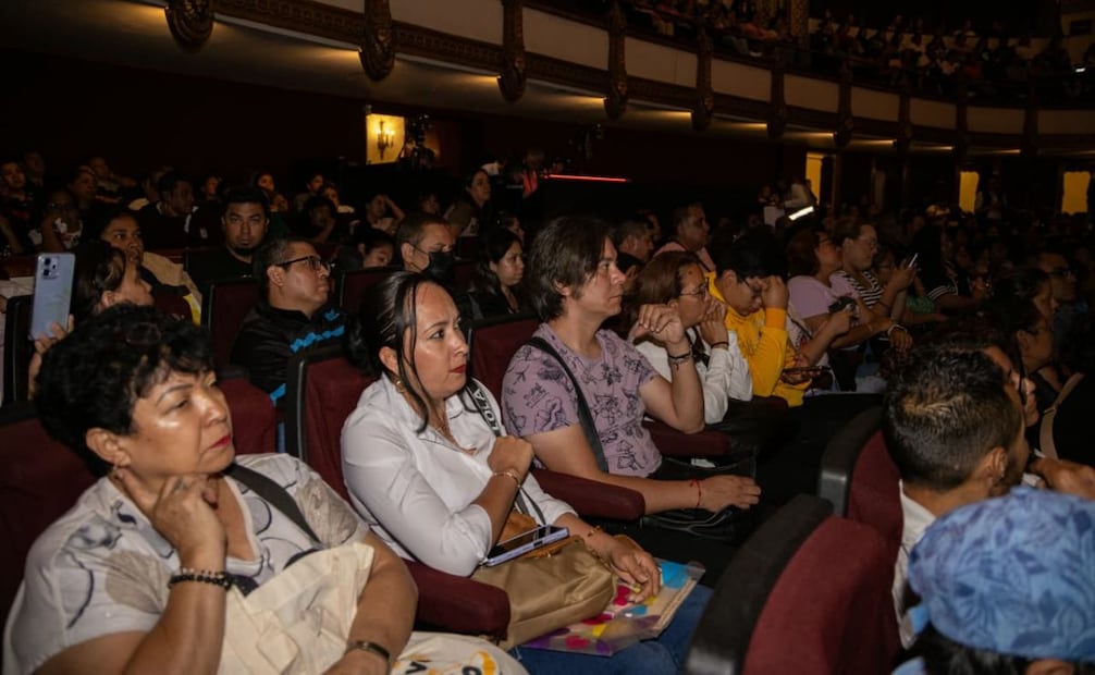 Clara Brugada entrega apoyos a personas cuidadoras en CDMX; buscan beneficiar a 5 mil habitantes.
Foto: Especial.
