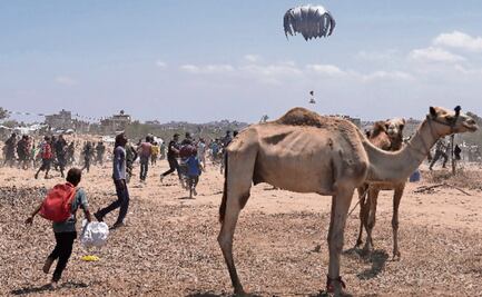 Palestinos se pelean la ayuda lanzada desde el aire
