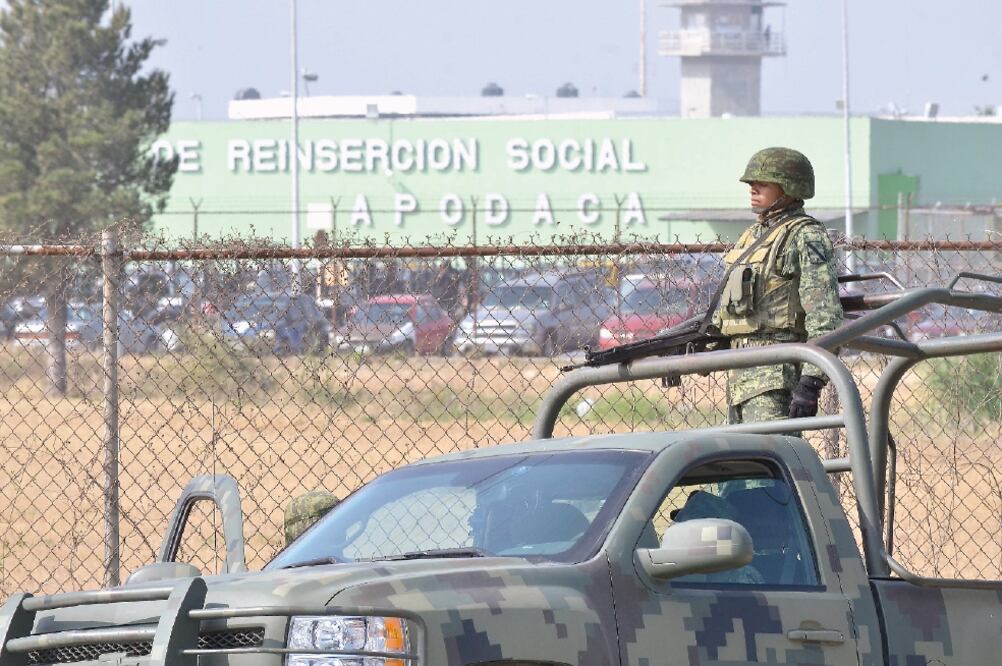 Elementos de Fuerza Civil realizaron un cateo en el penal de Apodaca, mientras el Ejército resguardaba las inmediaciones del centro de reclusión (EMILIO VÁZQUEZ. EL UNIVERSAL)