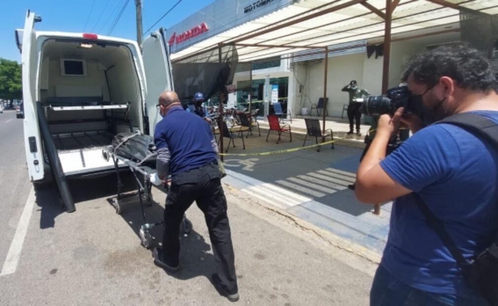 Encapuchados abandonan cuerpo con signos de tortura en clínica de Sinaloa