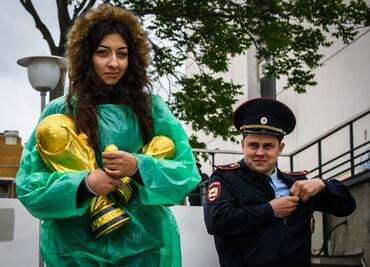 Argentinos distribuyen manual con consejos para seducir rusas en el Mundial