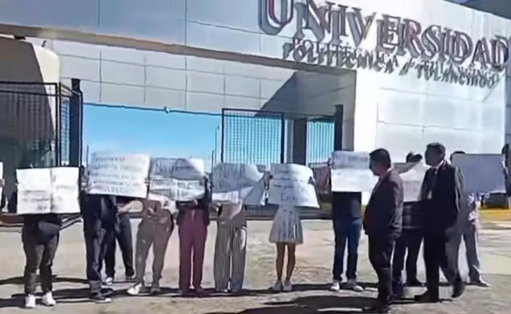 Estudiantes se manifiestan contra acoso escolar frente a universidad de Tulancingo, Hidalgo (04/08/2025). Foto: Especial