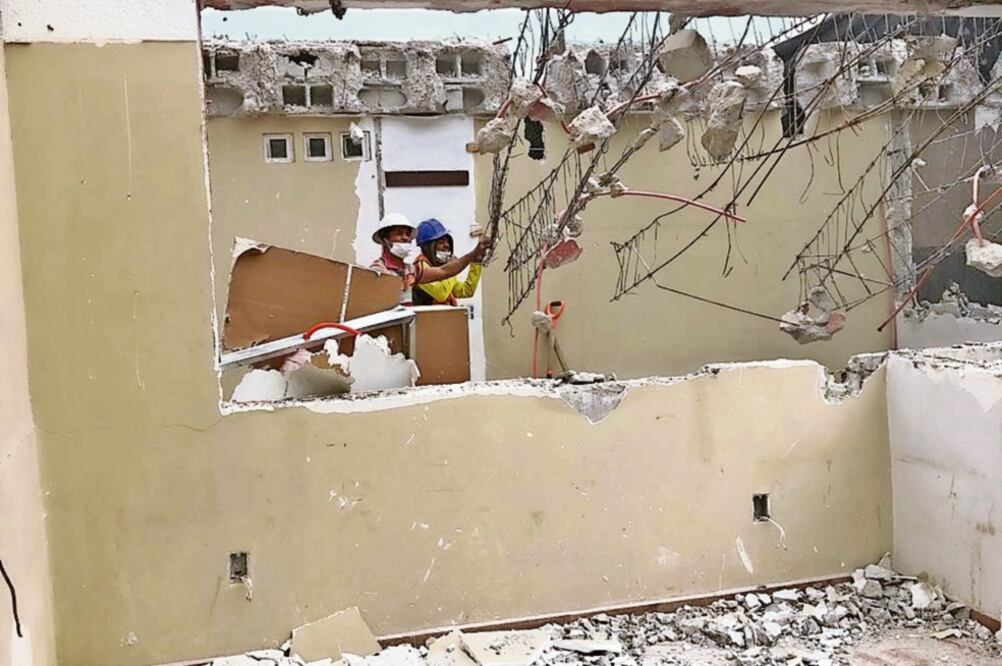 Riesgo. En Nautla 28 fue necesario colocar puntales de acero en los tres primeros niveles para garantizar la seguridad de los demoledores. Foto: CORTESÍA