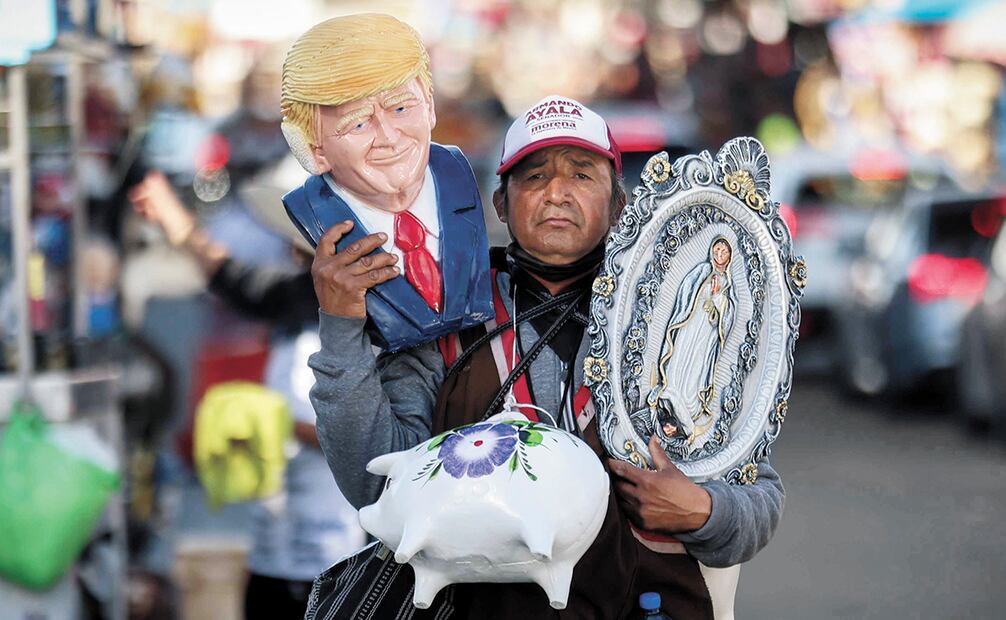 Vendedores que trabajan en la avenida Internacional, cerca de la garita de San Ysidro, en la frontera de México
y Estados Unidos, ofrecen alcancías del presidente Donald Trump a los automovilistas. (23/01/2025) Foto: Diego Simón Sánchez | EL Universal