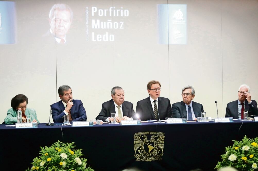 Porfirio Muñoz Ledo (centro) fue homenajeado por Ifigenia Martínez, fundadora del PRD; Juan Ramón de la Fuente, ex rector de la UNAM; Alberto Vital, coordinador de Humanidades, y Cuauhtémoc Cárdenas, en la máxima casa de estudios (IVÁN STEPHENS. EL UNIVE)