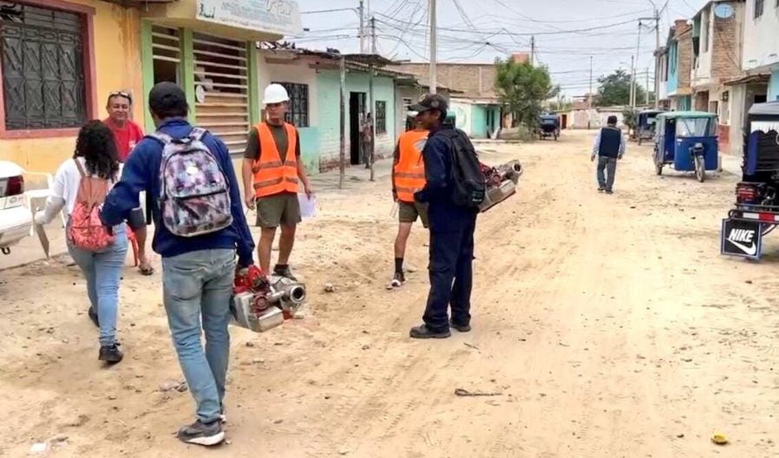 Fumigadores peruanos recorren comunidades de Perú para eliminar criaderos del mosquito que provoca el dengue. Perú es uno de los países más golpeados por esa enfermedad. Foto: Ministerio de Salud de Perú