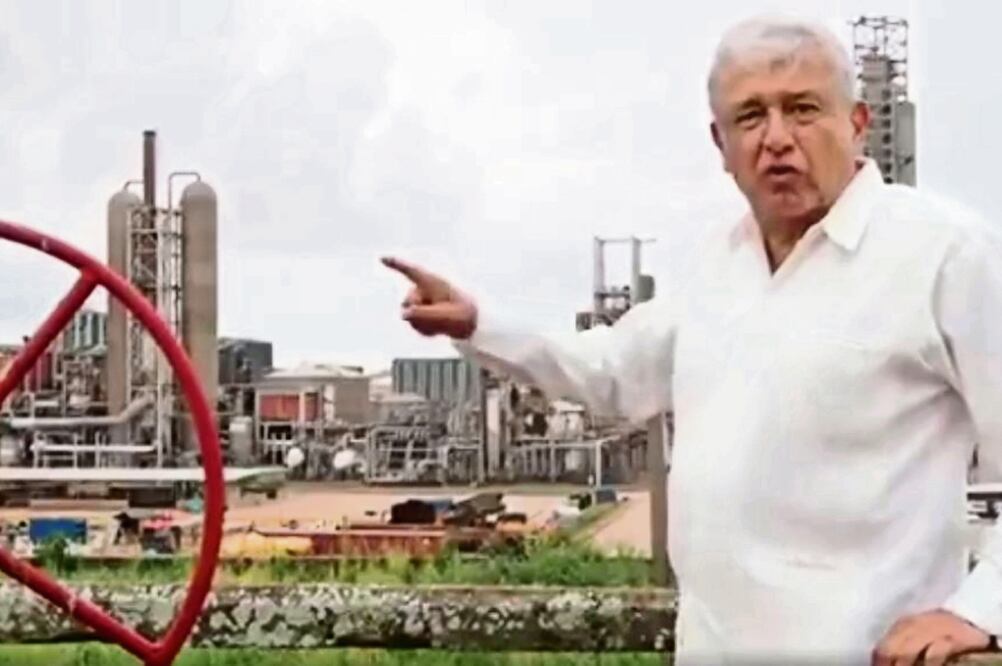 Andrés Manuel López Obrador estuvo en Veracruz, donde grabó un video para denunciar la historia de “uno de los robos más grandes del periodo neoliberal o neoporfirista”, por la privatización de la planta de fertilizantes de Pajaritos (TOMADA DE FACEBOOK)