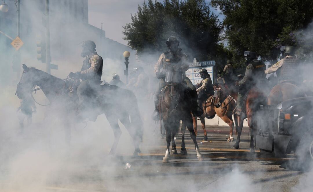 Dispersan a manifestantes del "No Kings" en Los Ángeles con granadas aturdidoras. Foto: Ethan Swope/AP