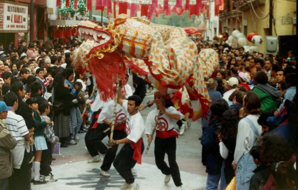 Siguiendo sus ancestrales tradiciones, cerca de dos mil personas, en su mayoría chinos, se congregaron en el callejón de Dolores para celebrar el Año del Cerdo en 1995, donde ya hacía presencia el icónico dragón danzante. Foto: Ramón Romero/Archivo EL UNIVERSAL.