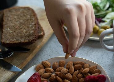 Regula tu apetito con una colación de almendras